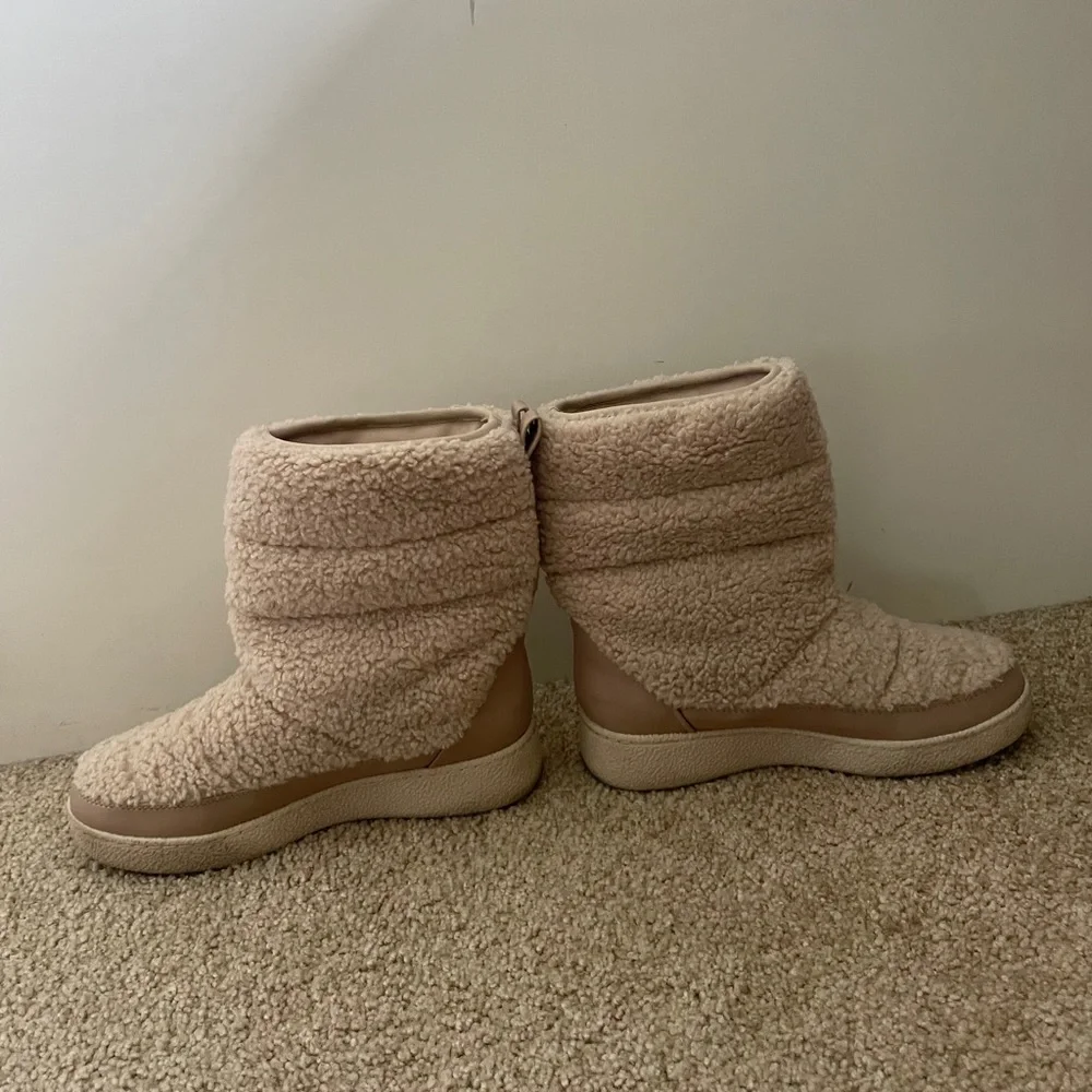 Target Sherpa Puffer Winter Boots - Cream/Tan - Size 6.5